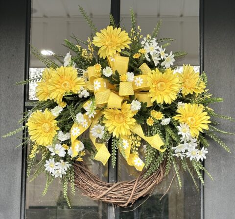 Crearte a DIY Daisy Wreath for Your Front Door | Grace Monroe Home